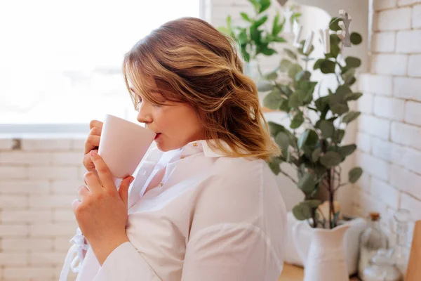 Hermosa mujer bonita bebiendo té en casa — Foto de Stock