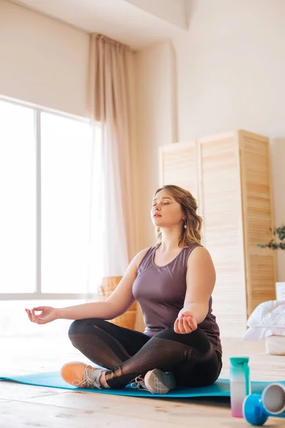 瞑想しようとする美しい平和なフィット女性 — ストック写真