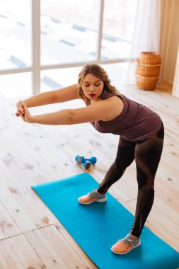 Güzel genç kadın evde bir spor egzersiz sahip