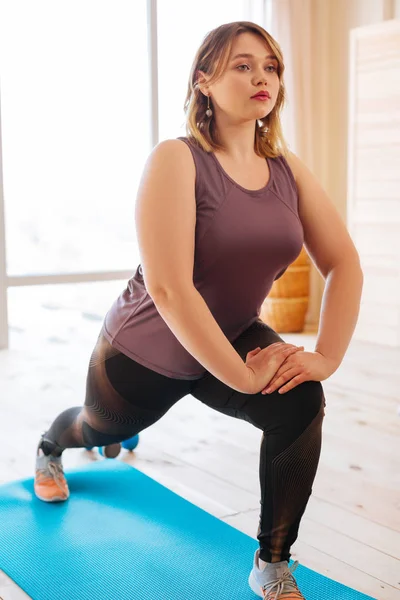 Schöne gut aussehende Frau, die an ihrem Körper arbeitet — Stockfoto