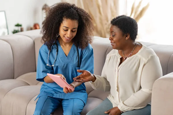 Äldre mörkhyade Lady Feeling Joyful när du pratar med sjuksköterska — Stockfoto