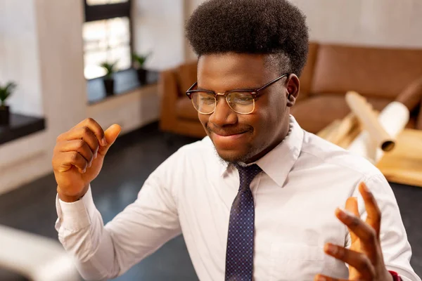 Mooie slimme jonge man toont zijn emoties — Stockfoto