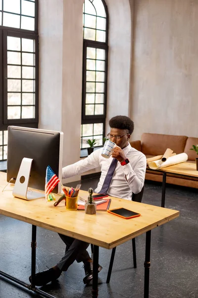 Bonito hombre bien parecido centrándose en su trabajo — Foto de Stock