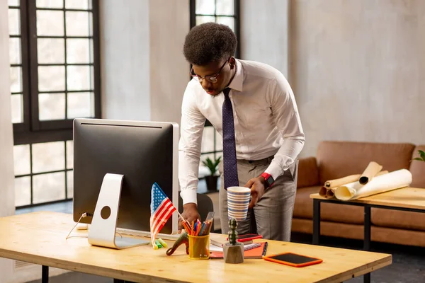 Hombre afroamericano guapo sosteniendo su taza — Foto de Stock