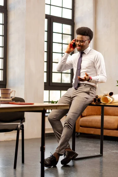 Hombre guapo y guapo haciendo una llamada — Foto de Stock