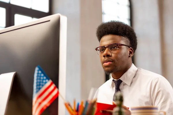 Inteligente afro-americano a trabalhar — Fotografia de Stock