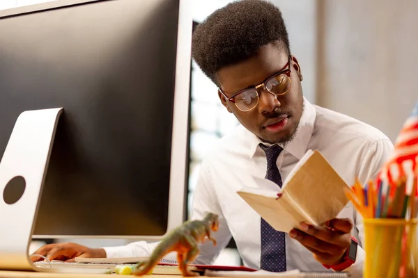 Bello giovane uomo che pianifica la sua giornata lavorativa — Foto Stock