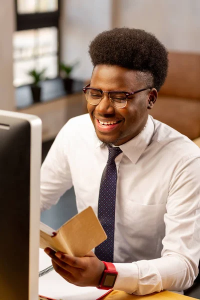 Homem afro-americano positivo estar de bom humor — Fotografia de Stock