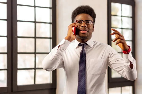 Jovem inteligente discutindo questões de negócios no telefone — Fotografia de Stock