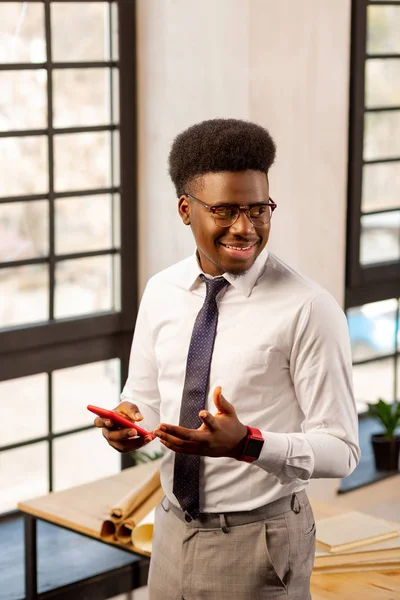 Ніцца афроамериканець молодий чоловік, що мають успіх на роботі — стокове фото