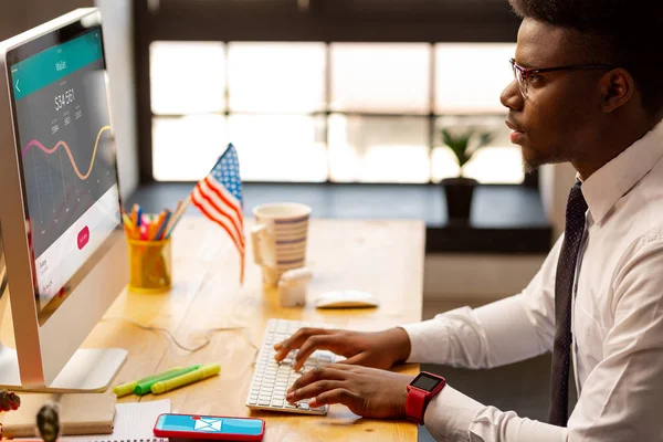 Joven serio comprobando las estadísticas financieras — Foto de Stock