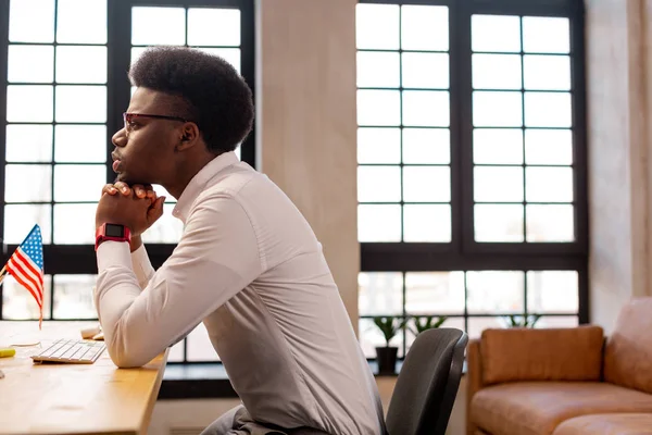 Pensativo hombre afroamericano pensando en su trabajo — Foto de Stock