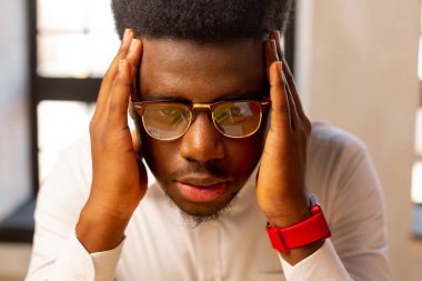 Güzel stresli genç bir adamın yüzü