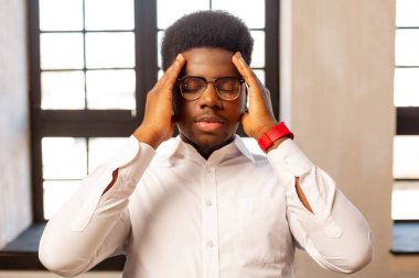 İyi Afro-Amerikan adam konsantre çalışıyor