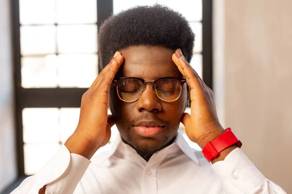 Retrato de un joven agradable con los ojos cerrados —  Fotos de Stock