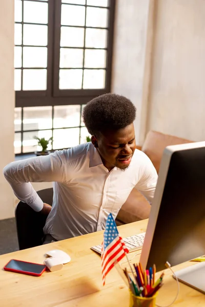 Deprimerad ung man försöker komma upp från bordet — Stockfoto