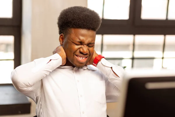 Hombre serio y alegre que tiene problemas de salud —  Fotos de Stock