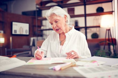 Güzel makyaj bazı notlar yapma gri saçlı olgun kadın