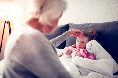 Torunu çok fazla dondurma yedikten sonra hasta hissediyorum