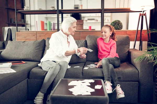 Vovó e menina sentados no sofá e estudando usando flashcards — Fotografia de Stock