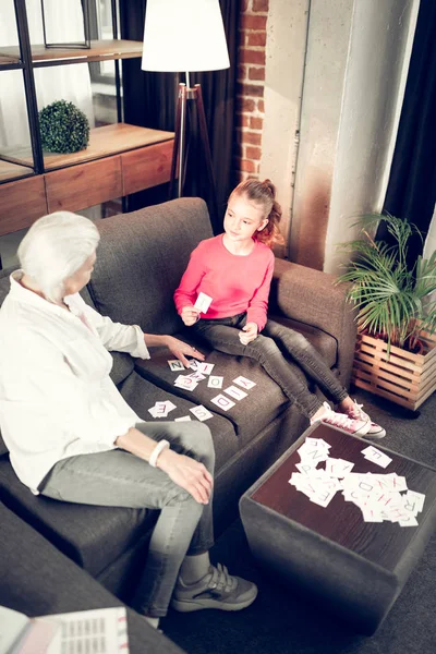 Grey-haired avó ensinando sua menina no fim de semana — Fotografia de Stock