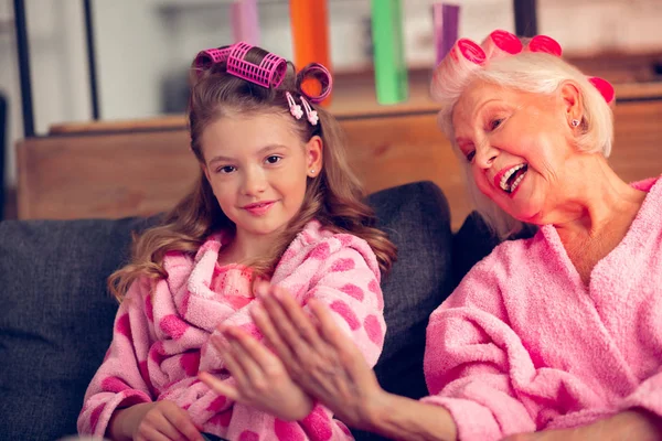 Mooie oma en meisje voelen gelukkig na het maken van manicure — Stockfoto