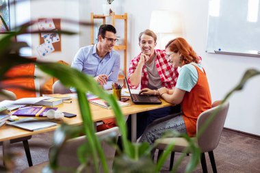 Takım halinde çalışan neşeli gençler