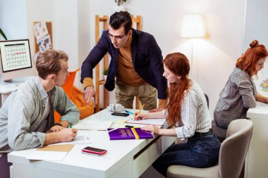 Akıllı yakışıklı adam eliyle işaret