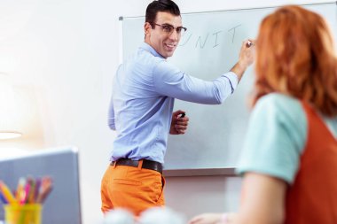 Beyaz tahtanın yanında duran memnun pozitif adam