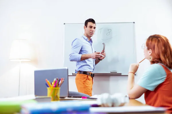 Leuke aangename jonge man opstijgen zijn bril — Stockfoto