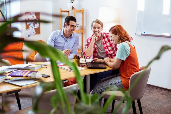 Freudige junge Menschen, die im Team zusammenarbeiten — Stockfoto