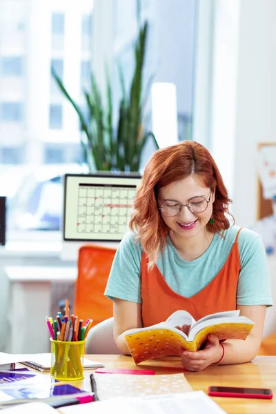 Positief verrukt vrouw die haar thuis taak voorbereidt — Stockfoto