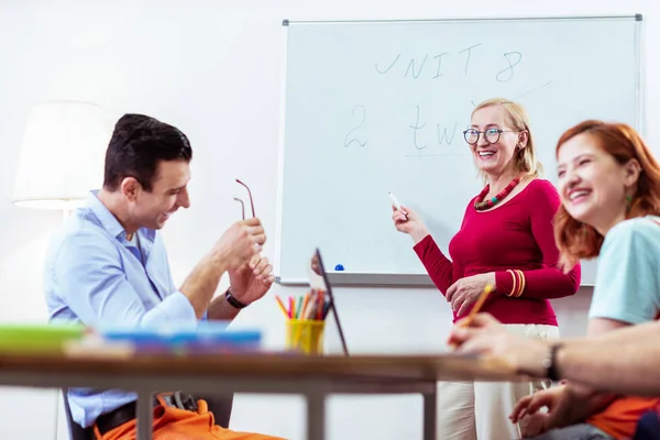 Glada trevliga människor som har roligt under sin klass — Stockfoto