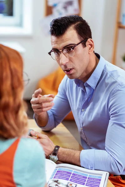 Snygg seriös ung man som förklarar regeln — Stockfoto