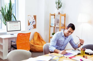 Pozitif güzel adam kitaba bakıyor