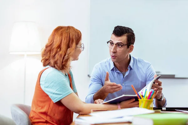 Bonito hombre guapo hablando con su estudiante — Foto de Stock