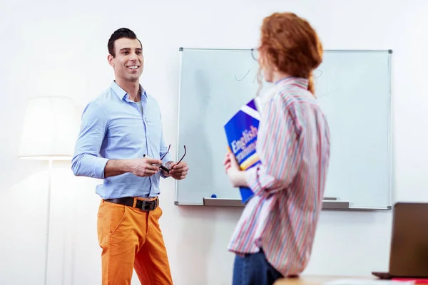 Verrukt aardige man met een gesprek met zijn student — Stockfoto