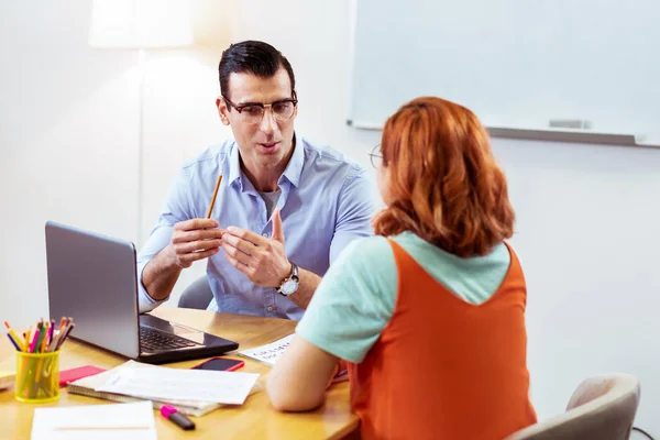 Bello bell'uomo che parla con il suo studente — Foto Stock