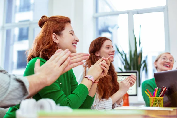 Glad positiv kvinna sitter med sina kollegor — Stockfoto