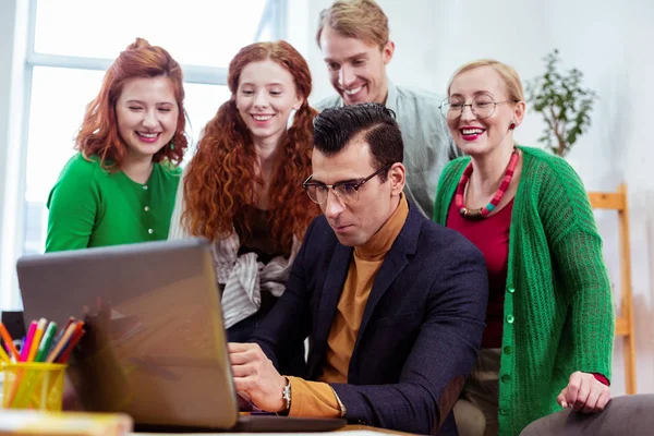 Snygg smart man sitter på den bärbara datorn — Stockfoto