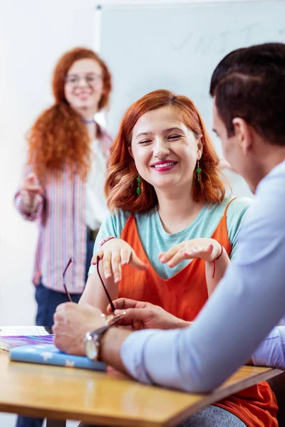 Alegre mujer agradable tener una conversación agradable —  Fotos de Stock