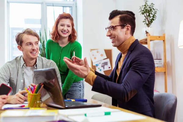 Delizioso uomo allegro parlando di affari di istruzione — Foto Stock