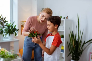 Ekoloji derslerine katılan koyu saçlı öğrenci ilgi duyuyor