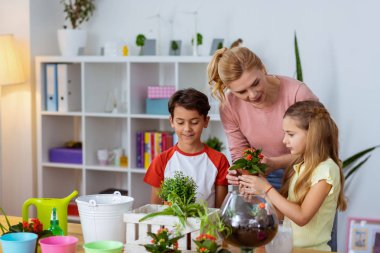 Schoolboy ve kız öğrenci botanik dersi ziyaret ilgi duygu