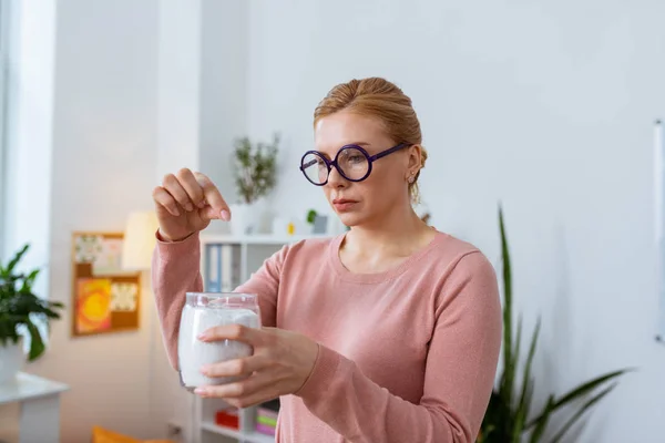 Woman in glasses preparing sugar while planting cactuses — Stock Photo, Image