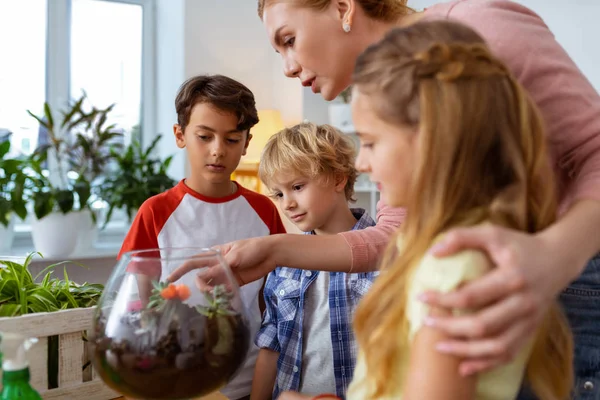 Professora de ecologia ajudando seus alunos sobre plantas e flores — Fotografia de Stock