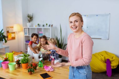 Botanik öğretmeni öğrencileri ile çiçek diktikten sonra kirli elleri olan