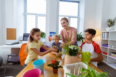 Ekoloji dersinde yeşil bitki bakımı kerliye kullanarak Schoolgirl