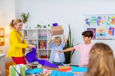 Erkek ve öğretmen birlikte mevcut kutuları dekorasyon sonra