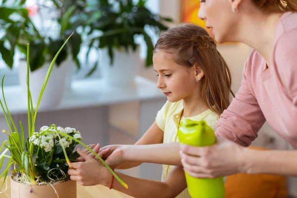 Professor e estudante cuidando de flores na aula de ecologia — Fotografia de Stock